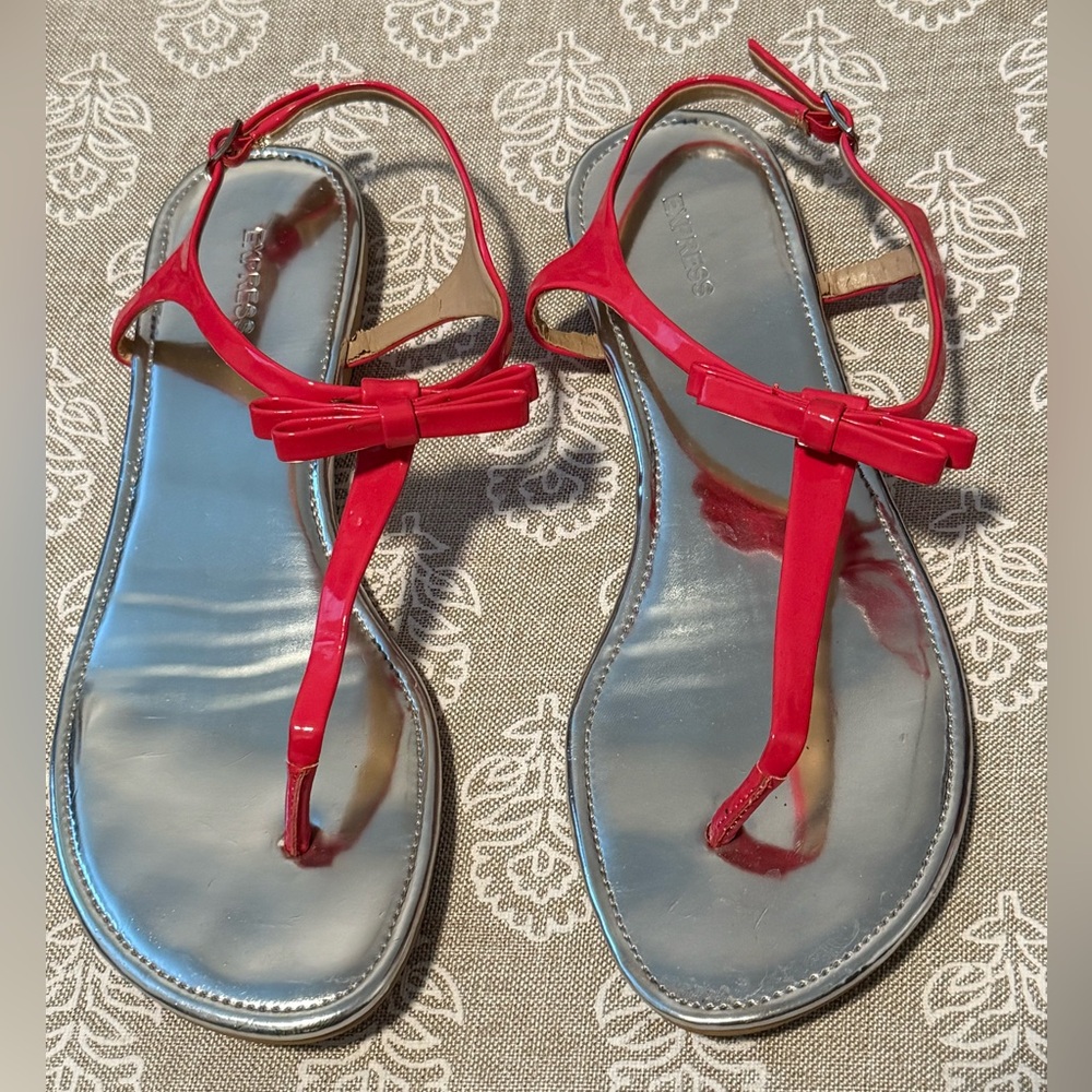 *Excellent Condition* Express Silver w/Pink Bow Patent Leather Sandals